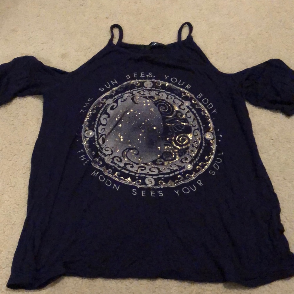 Navy blue off-the-shoulder print tee